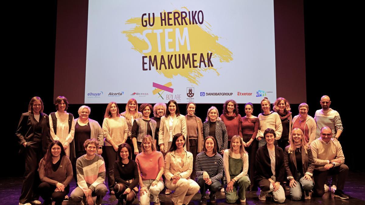 Las mujeres que asistieron al homenaje recibieron el reconocimiento del público presente en el Herriko Antzokia