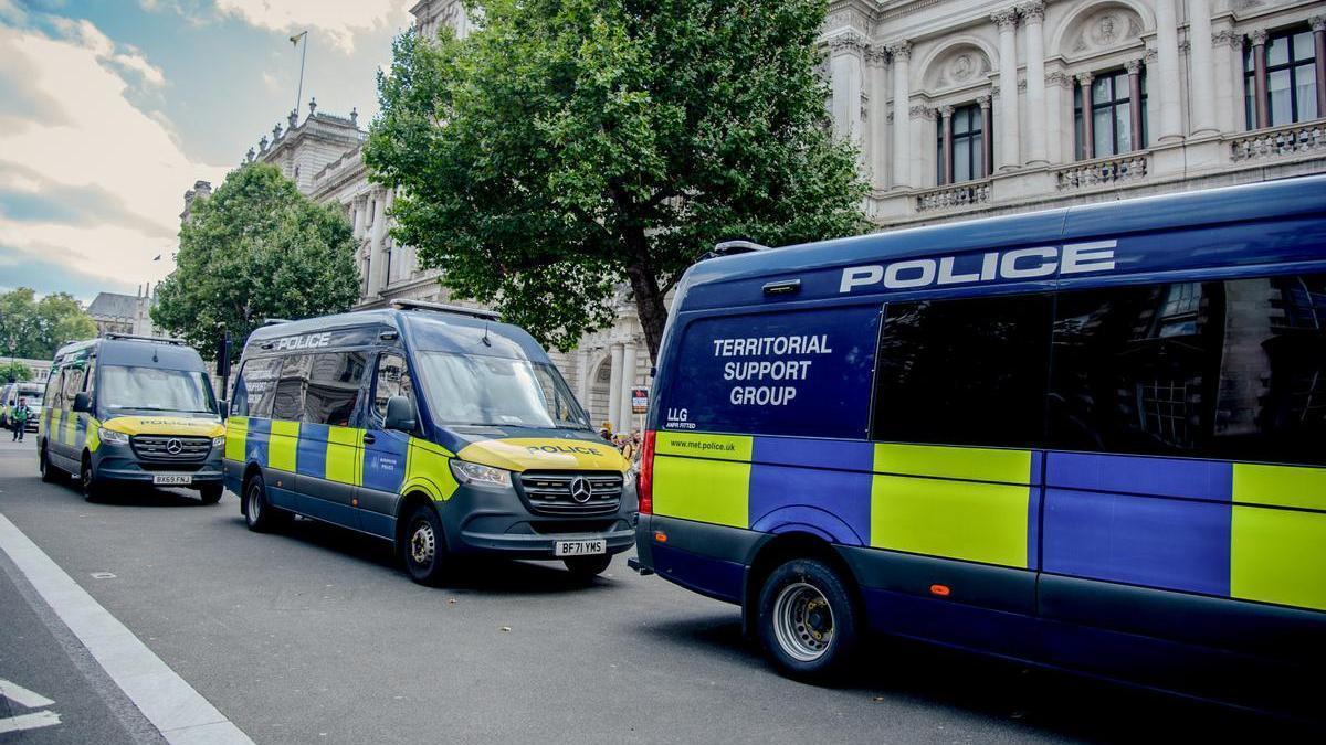 Furgones de la Policía Metropolitana de Londres en una imagen de archivo.