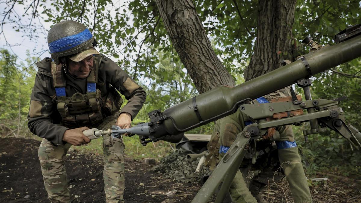 Dos soldados ucranianos se preparan para lanzar una granada antitanque cerca Chasiv Yar, en Donetsk.