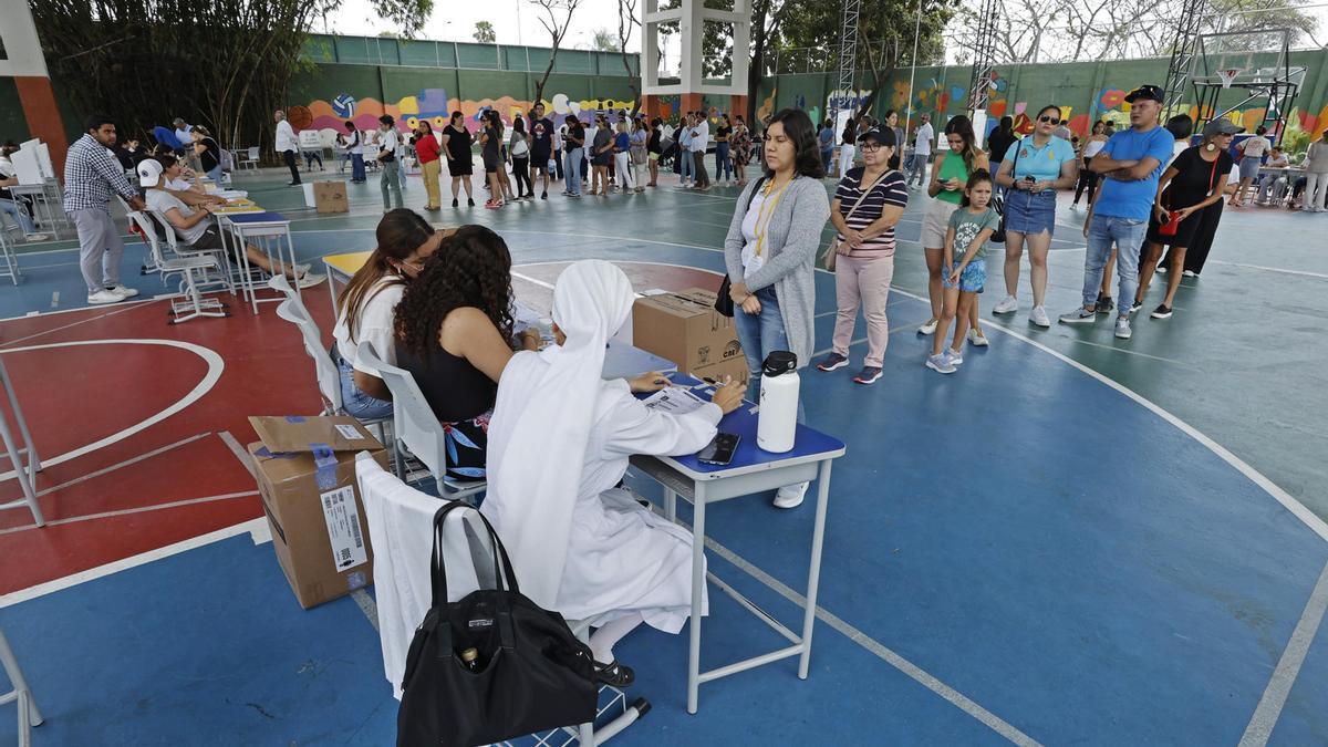 Ciudadanos acuden a votar durante la jornada de elecciones generales en la ciudad ecuatoriana de Guayaquil.
