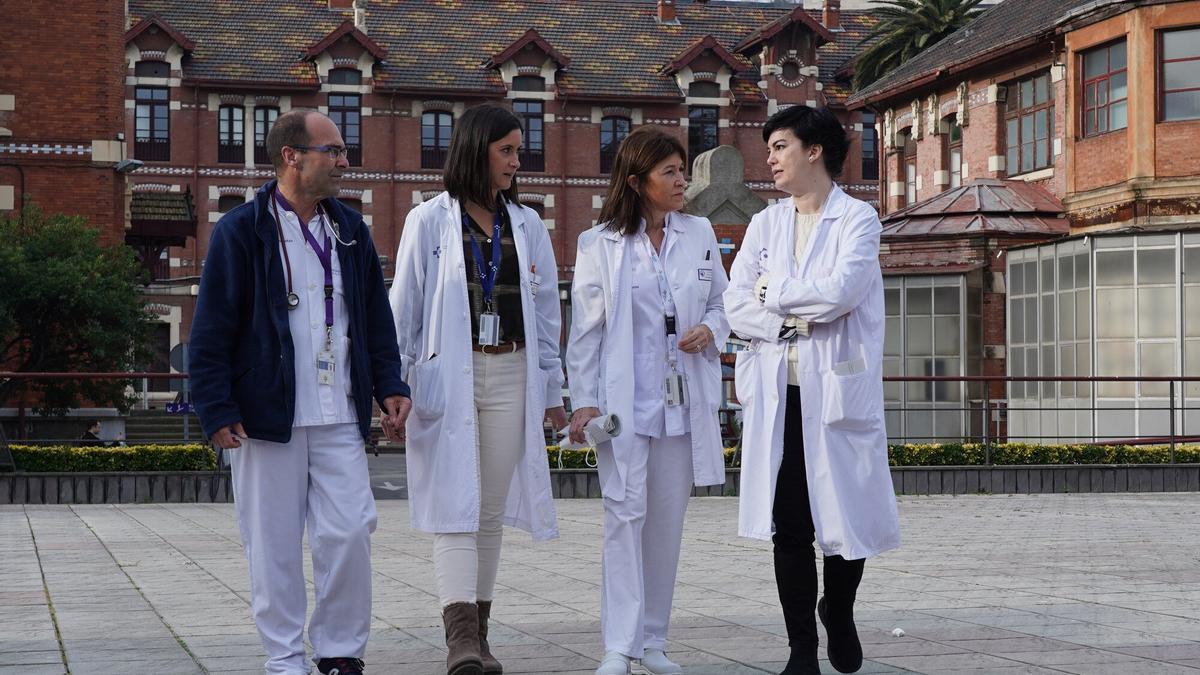Reportaje De izquierda a derecha, Alfonso Gutiérrez, Miriam Cisneros, Montserrat Alonso y Beatriz Castillo, en los exteriores del hospital de Basurto.