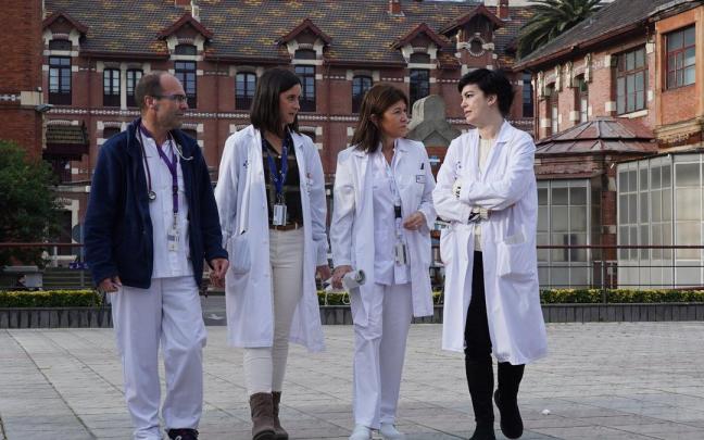 Reportaje De izquierda a derecha, Alfonso Gutiérrez, Miriam Cisneros, Montserrat Alonso y Beatriz Castillo, en los exteriores del hospital de Basurto.