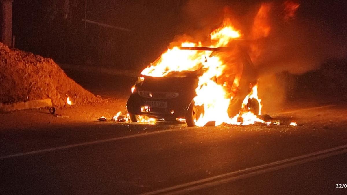 Vehículo ardiendo en Sanxenxo.