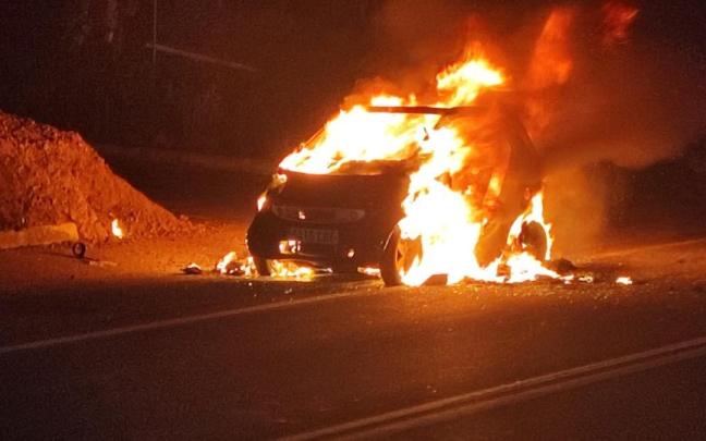 Vehículo ardiendo en Sanxenxo.