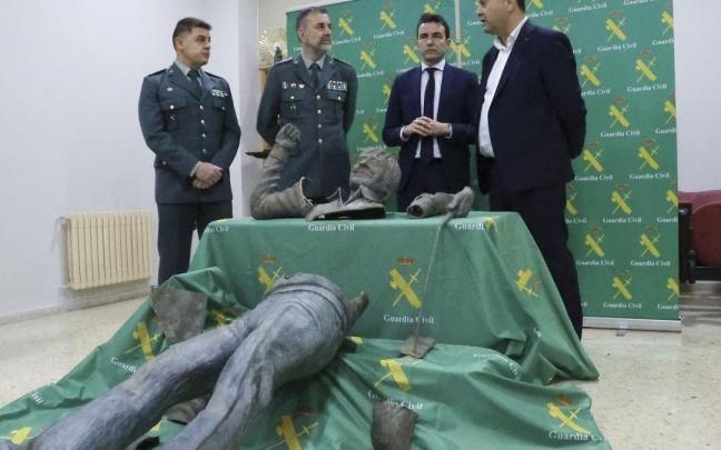 La obra, del escultor Salva García Ceballos, representa al deportista de cuerpo entero y a tamaño natural.