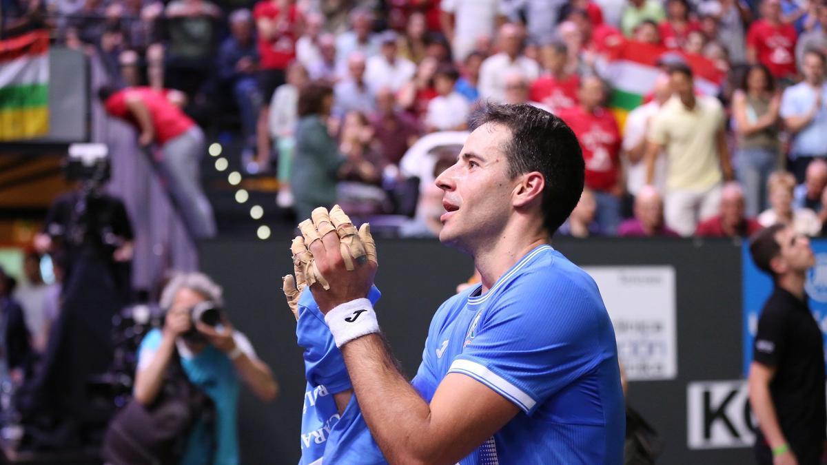 Darío, campeón del Manomanista después de arrollar a Iñaki Artola en el Navarra Arena de Iruñea