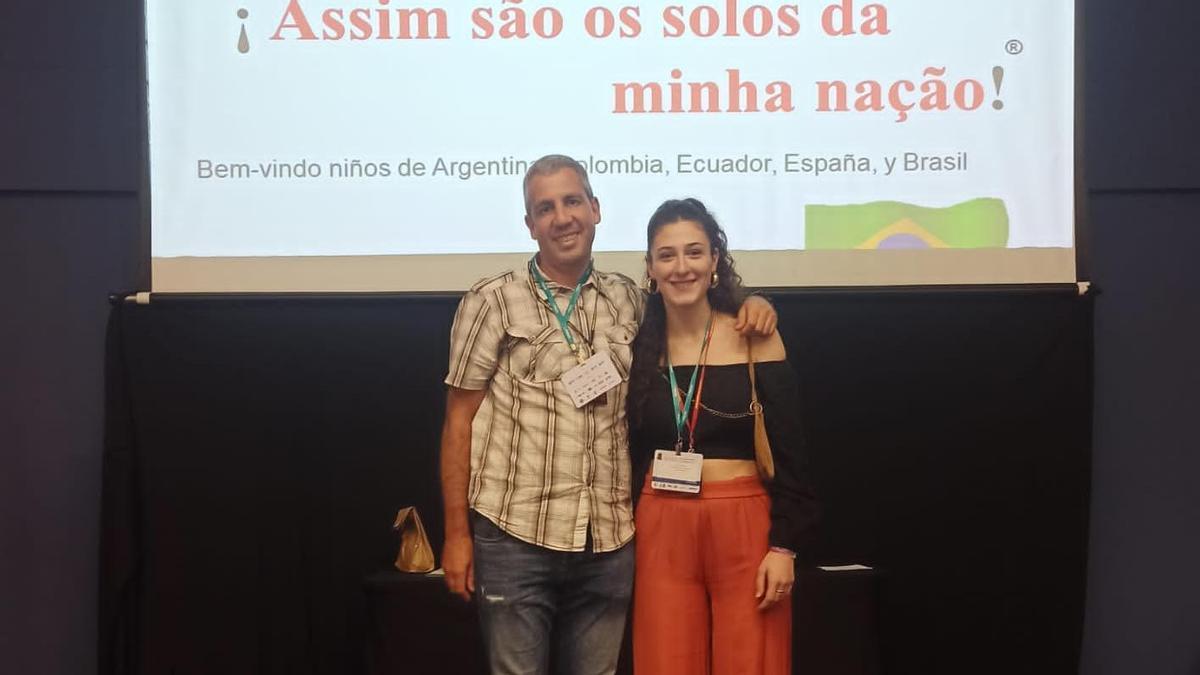 La alumna Lorea Busto, junto a su tutor Unai Gallastegi, en Brasil