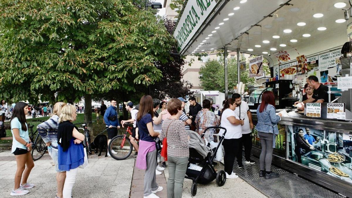 La churrería Merche ha provocado largas colas desde primera hora en Sansomendi, un puesto que despierta mucho interés entre los vecinos