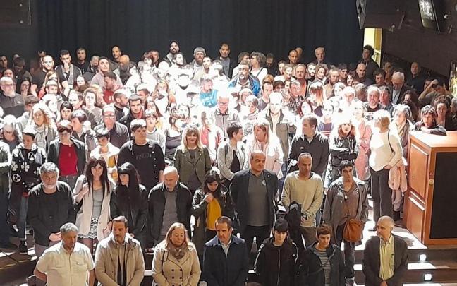 La secretaria general de Kontseilua, Idurre Eskisabel, comparece junto a las personas y agentes sociales que se han adherido a la manifestación del 4 de noviembre en Bilbao.