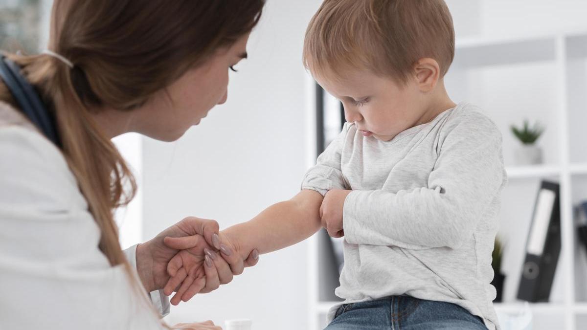 Niño acude al médico por una picadura.
