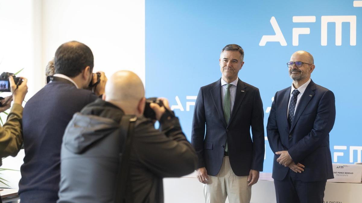 El presidente de AFM, José Pérez Berdud (d), y su director general, Xabier Ortueta (2d), dan a conocer los resultados.