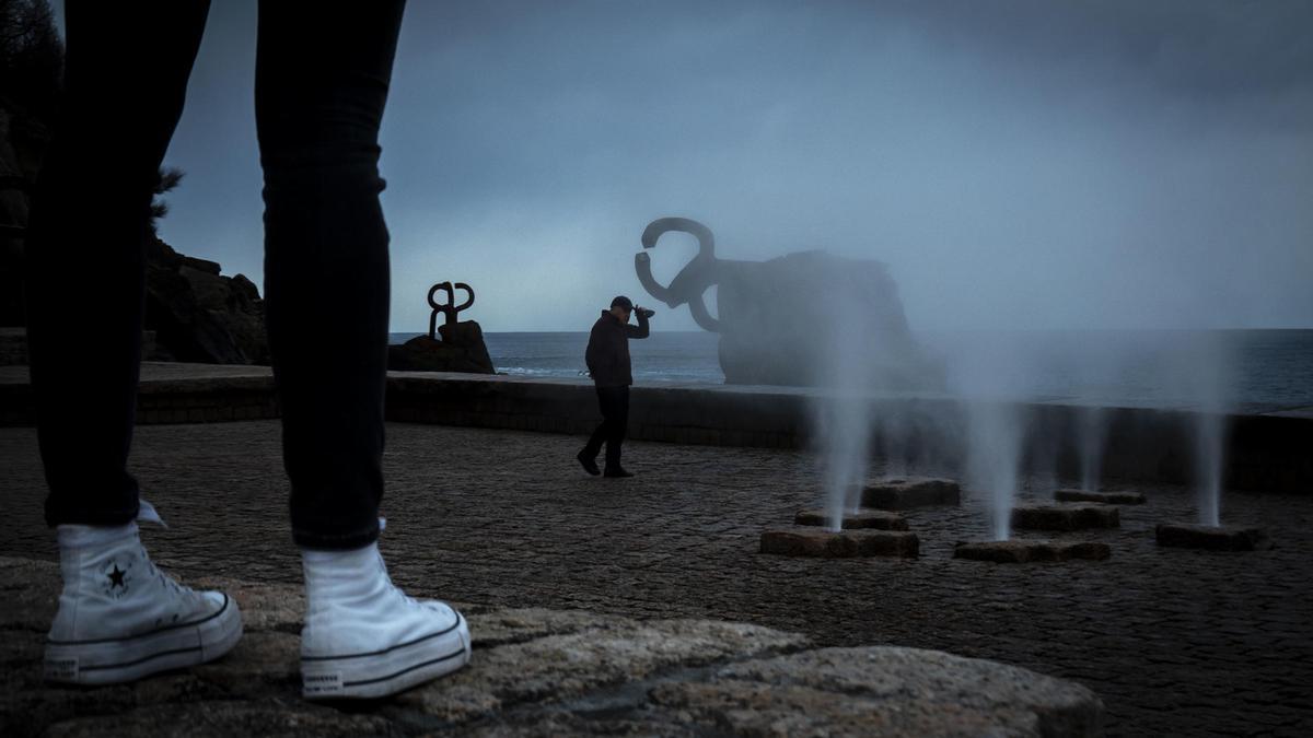 Vista del Peine del Viento con la llegada de la una borrasca.