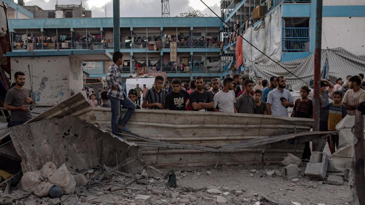 Palestinos observan los destrozos causados por un ataque israelí a la escuela de Al Jaouni este verano.