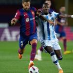 Iñigo Martínez disputa un balón con Sheraldo Becker. / EFE