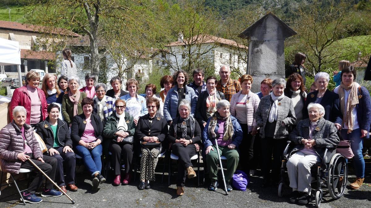 Foto de familia de las pastoras de Araitz-Betelu con compañeras de Lekunberri-Larraun, la consejera Itziar Gómez y el alcalde, José Manuel Zubillaga. N.M.