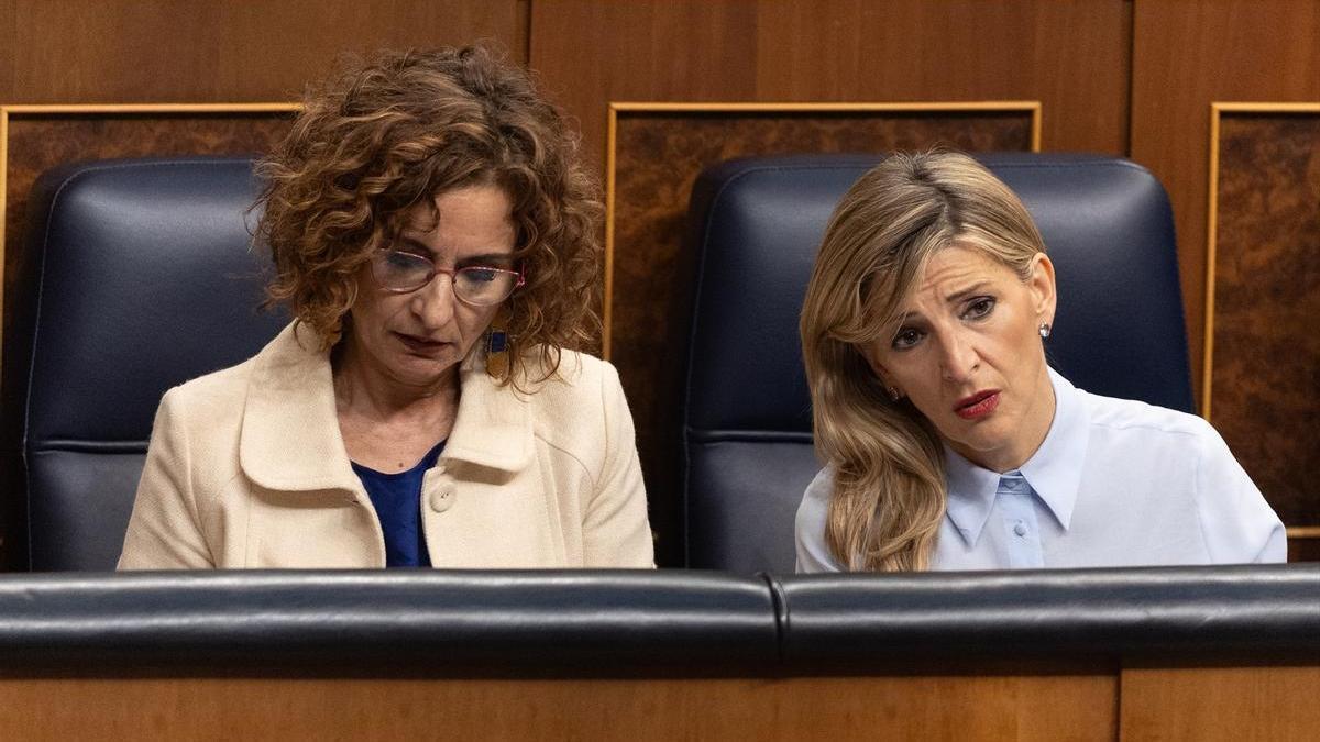 La ministra de Hacienda, María Jesús Montero, y la ministra de Trabajo y Economía Social, Yolanda Díaz, en el Congreso de los Diputados.