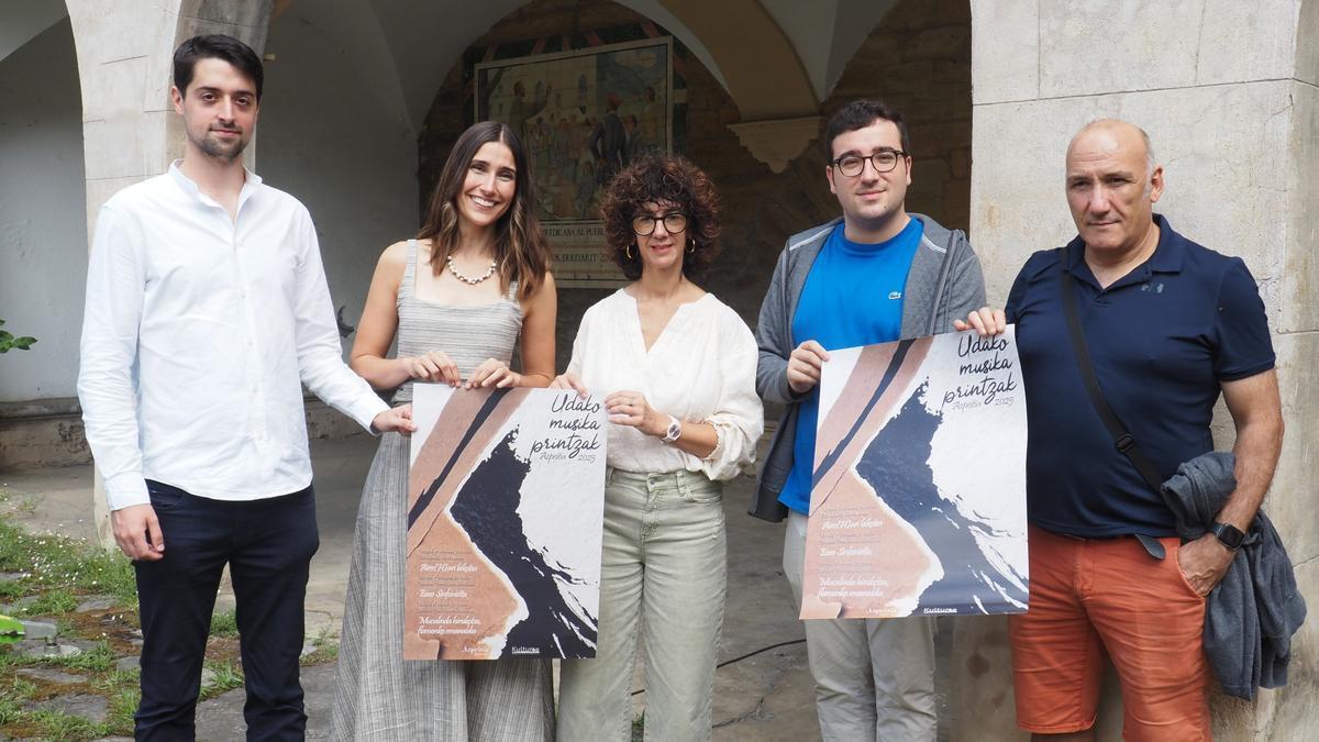 Representantes de Easo Sinfonietta y Oiartzungo Organozaleak se sumaron a la presentacion de Udako Musika Printzak.
