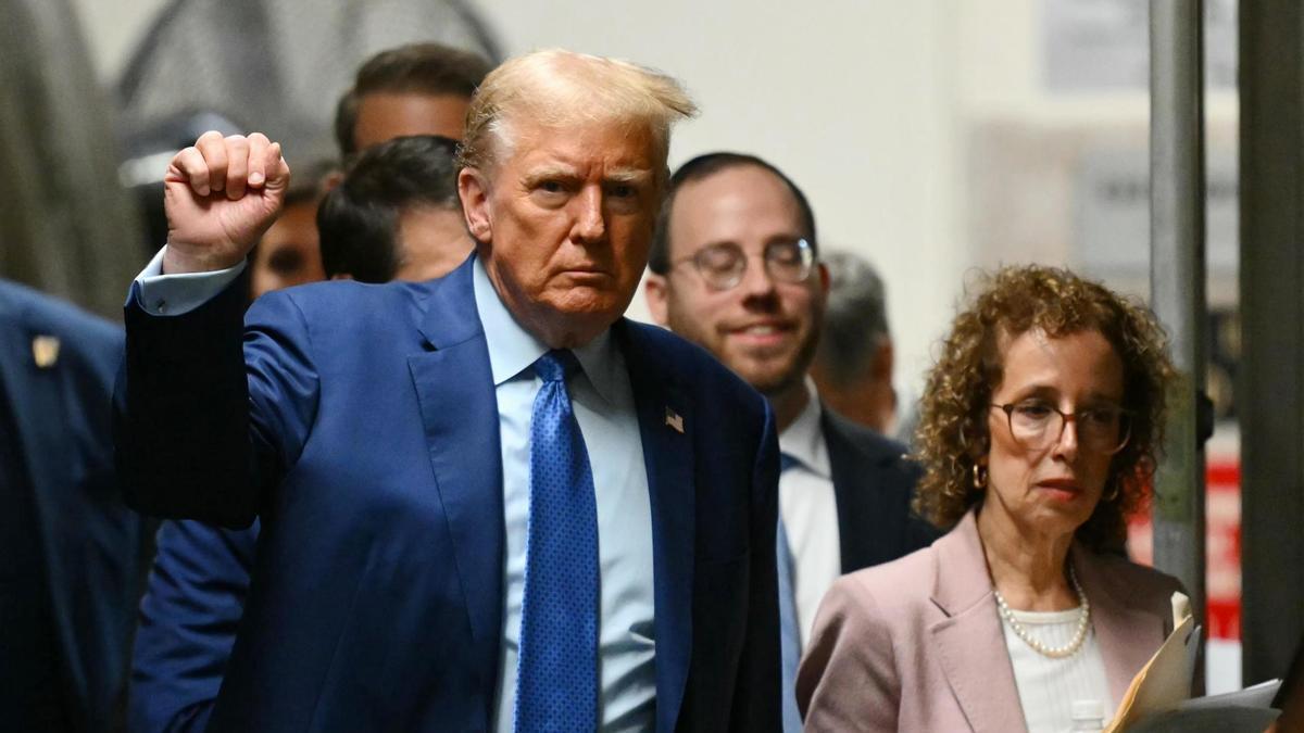 Donald Trump y su abogada, Susan Necheles, asisten a la última sesión del juicio en Nueva York.