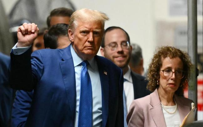 Donald Trump y su abogada, Susan Necheles, asisten a la última sesión del juicio en Nueva York.