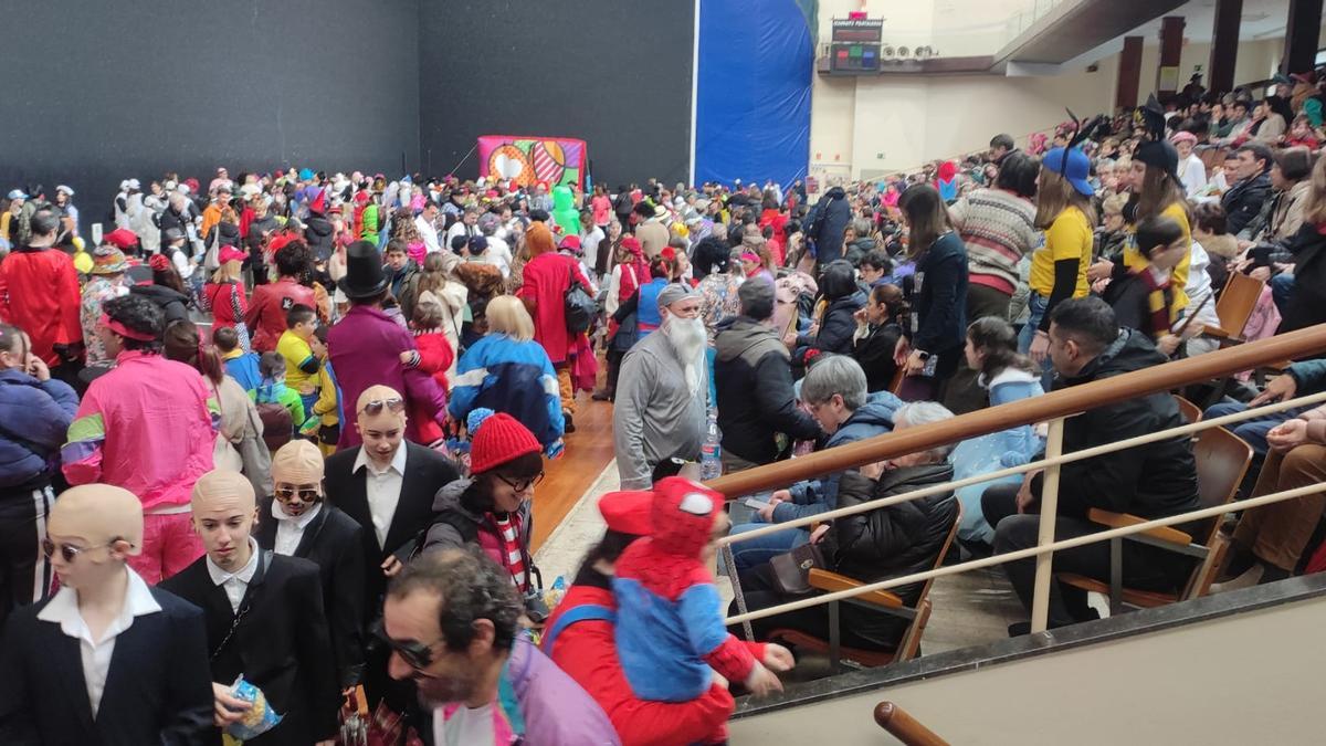 El frontón Izarraitz fue el refugio contra la lluvia en algunos de los festejos del Carnaval.