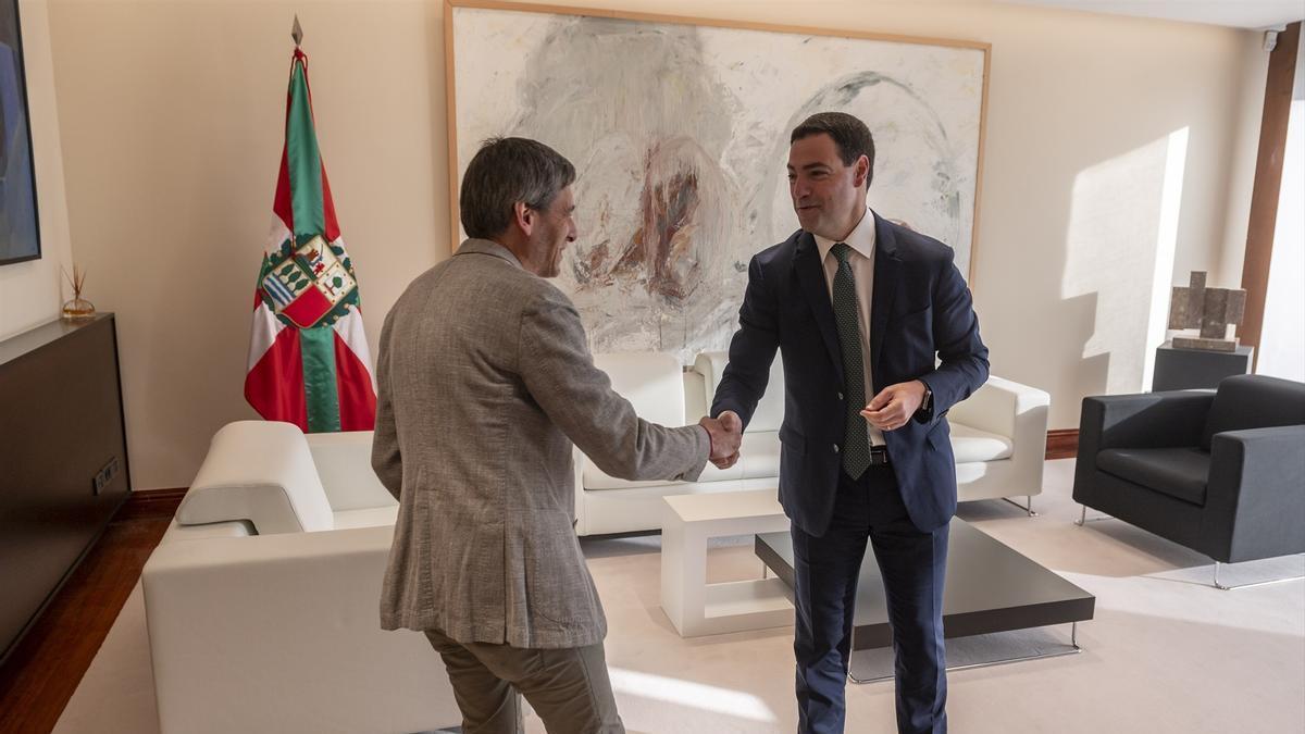 El parlamentario de Sumar, Jon Hernández, ha abierto la ronda de contactos iniciada por el lehendakari, Imanol Pradales.