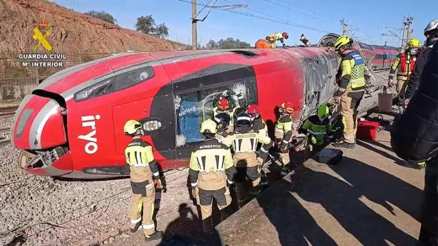 Bomberos trabajan en la cabecera del tren Iryo que descarriló en Adamuz.