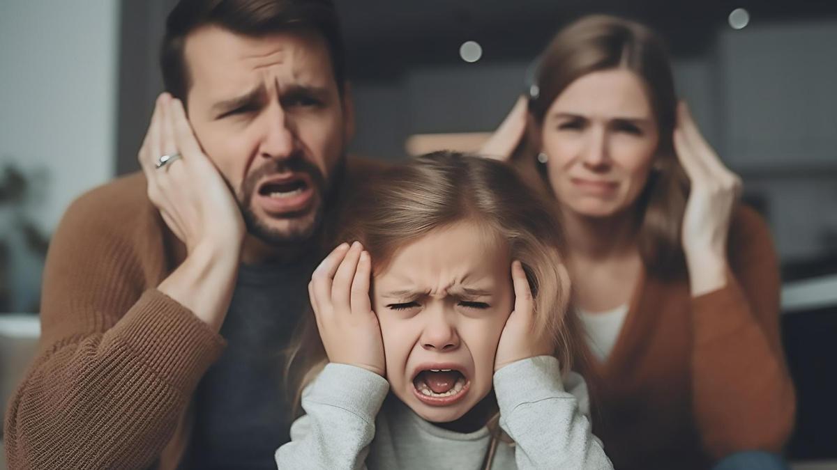 Unos padres se tapan los oídos durante una rabieta de su hija.