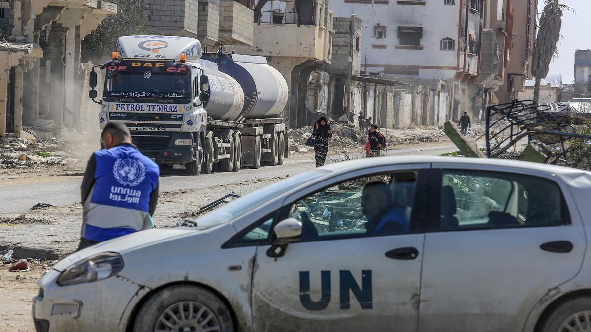 Un trabajador de la UNRWA se apoya en su vehículo en Rafah.