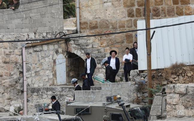 Soldados israelíes acompañan a un grupo de colonos en Cisjordania, en una imagen de archivo.