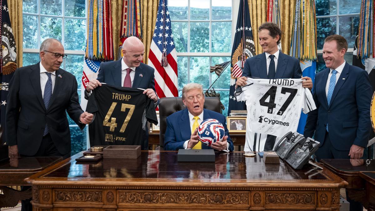 El presidente de Estados Unidos, Donald J. Trump, posa para una foto con Carlos Cordeiro, expresidente de la Federación de Fútbol de Estados Unidos (a la izquierda), el presidente de la FIFA, Gianni Infantino, segundo por la izquierda, y otros.
