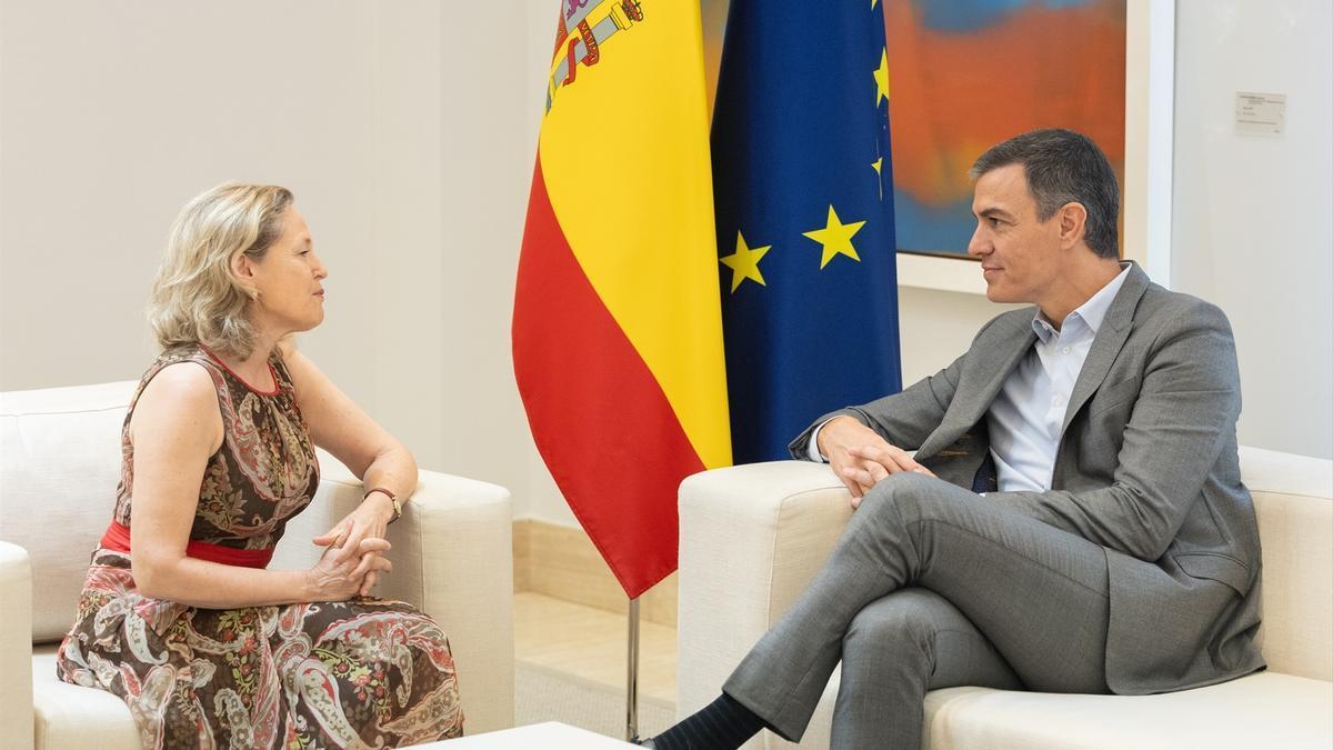 Pedro Sánchez se reúne con la presidenta del Banco Europeo de Inversiones, Nadia Calviño.