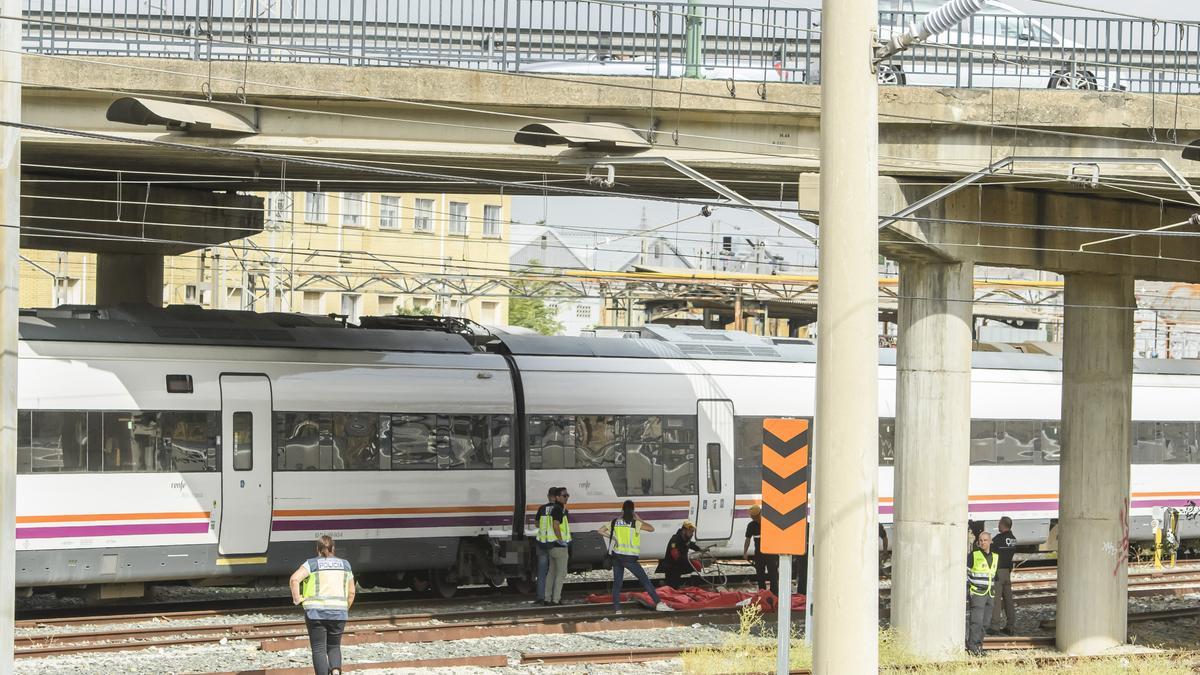 Agentes del Cuerpo Nacional de Policía y de seguridad de Renfe junto al cuerpo de Álvaro prieto.