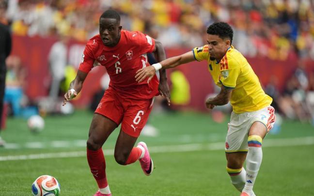 Luis Díaz y Denis Zakaria disputando un balón en el partido del Mundial 2026 entre Colombia y Suiza.