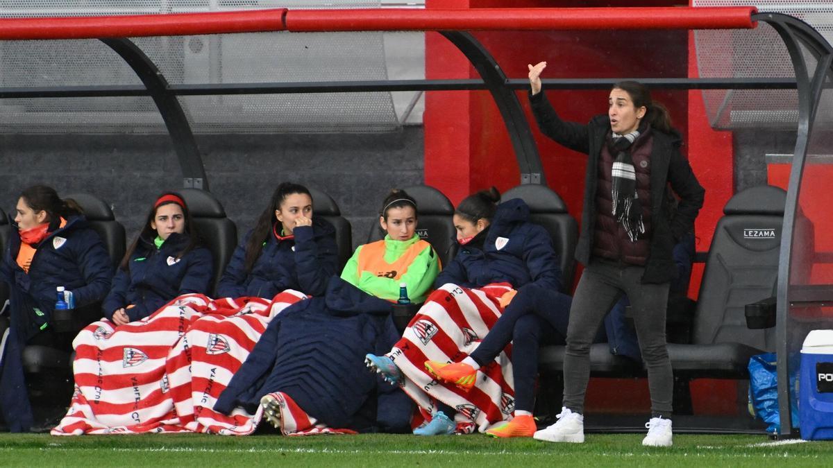 Iraia Iturregi, entrenadora del Athletic, dirige un partido de la presente temporada.