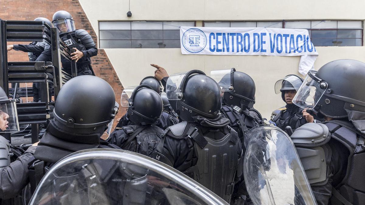 Fuerzas antimotines de la Policía Nacional Civil guatemalteca frente a un centro de votación.