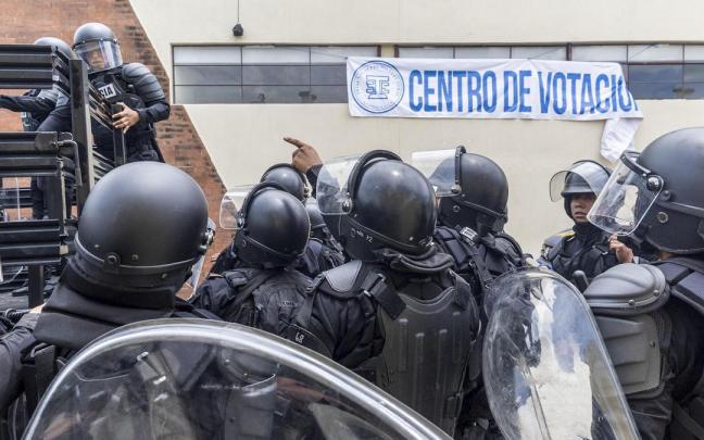 Fuerzas antimotines de la Policía Nacional Civil guatemalteca frente a un centro de votación. Fuerzas antimotines de la Policía Nacional Civil guatemalteca frente a un centro de votación.