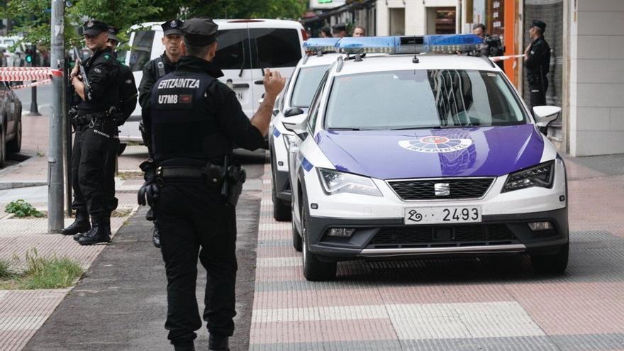 Ertzainas frente a su coche