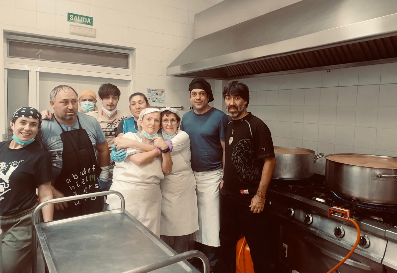 Fernando Santamaría, a la derecha de la imagen, está cocinando para dar de comer a los afectados por la DANA