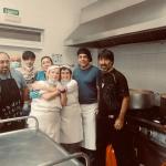 Fernando Santamaría, a la derecha de la imagen, está cocinando para dar de comer a los afectados por la DANA