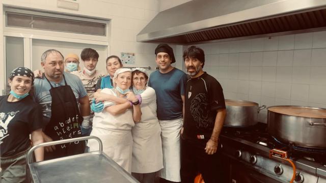 Fernando Santamaría, a la derecha de la imagen, está cocinando para dar de comer a los afectados por la DANA