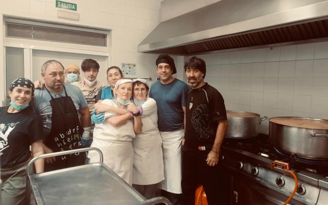 Fernando Santamaría, a la derecha de la imagen, está cocinando para dar de comer a los afectados por la DANA