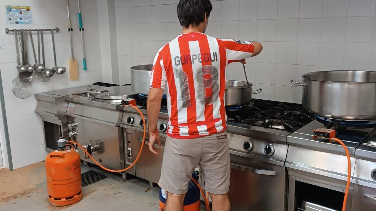 Fernando Santamaría, cocinando para dar de comer a los afectados por la DANA