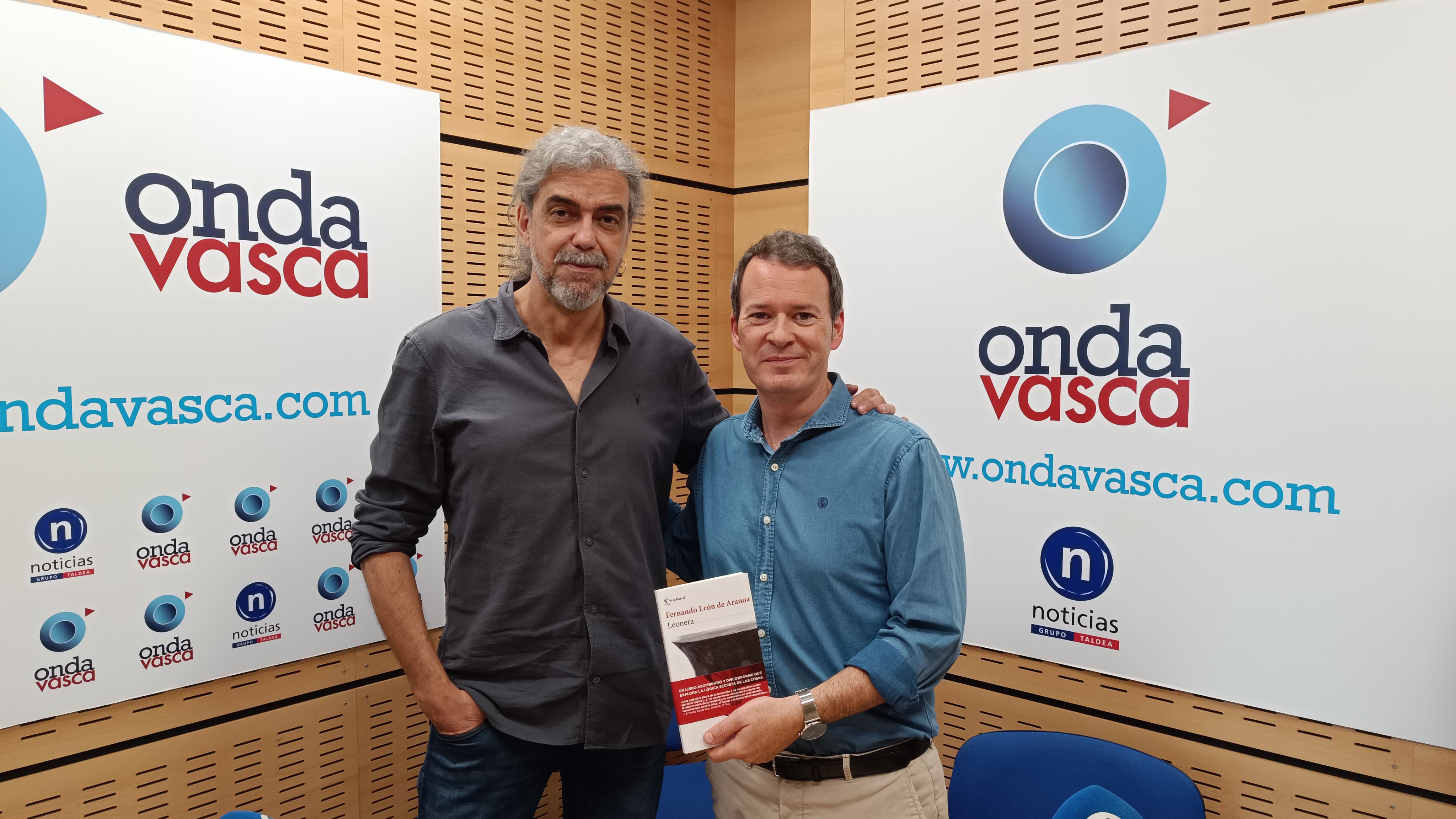 Fernando León de Aranoa con Txema Gutiérrez en los estudios de ONDA VASCA