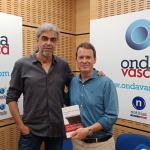 Fernando León de Aranoa con Txema Gutiérrez en los estudios de ONDA VASCA