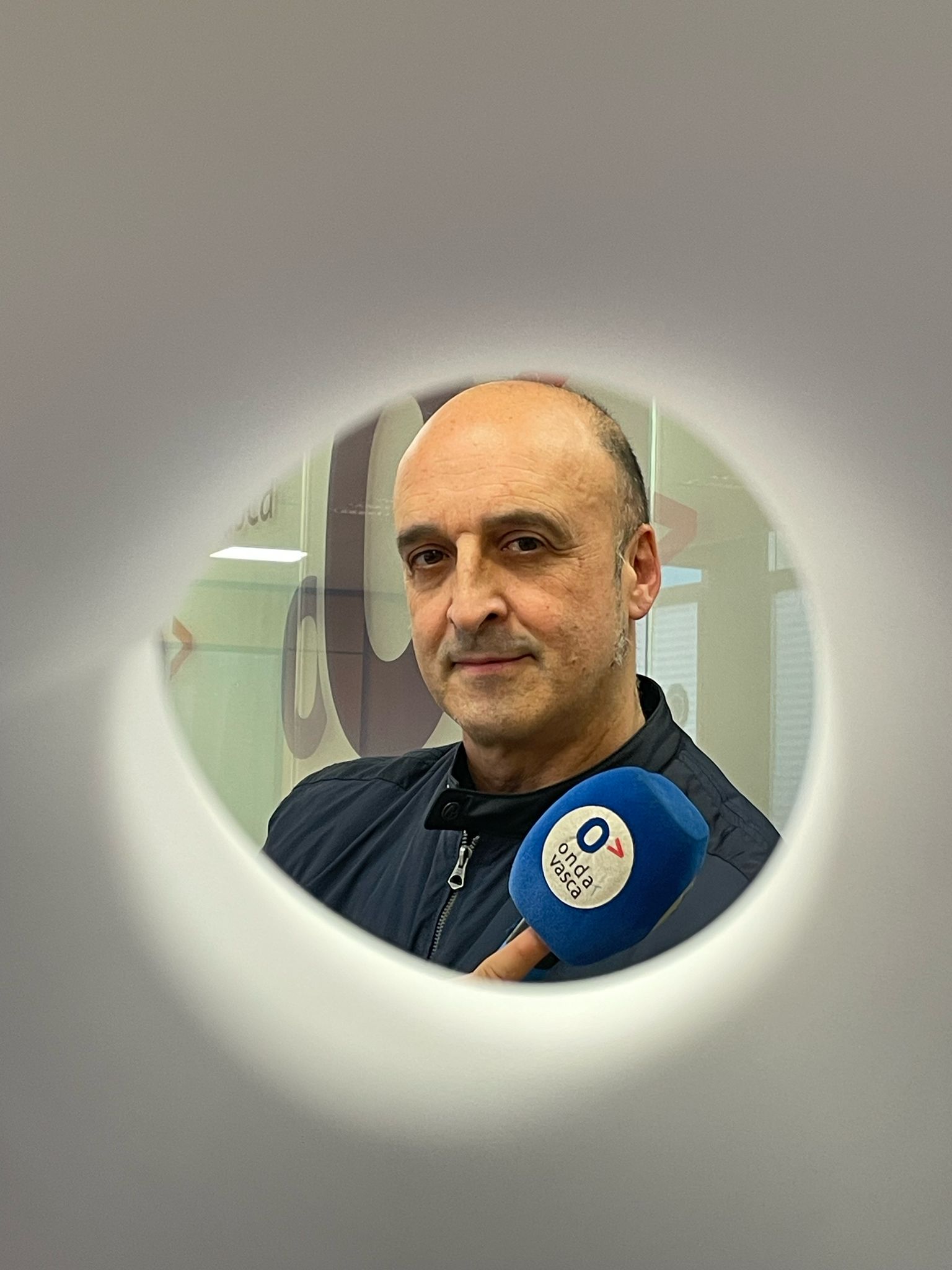 Fernando Lorenzo posando como James Bond