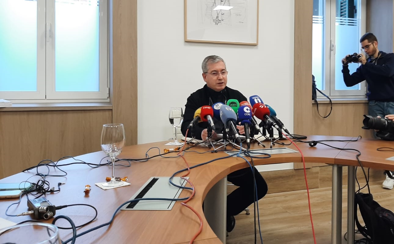 El obispo de San Sebastián, Fernando Prado, durante la comparecencia de esta mañana