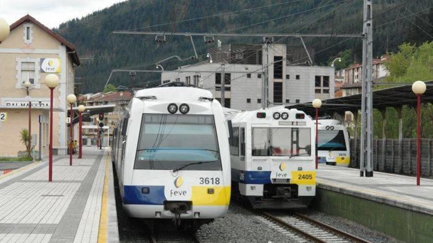 Unidades de la línea de FEVE en la estación de Balmaseda que darán servicios nuevos en el valle de Karrantza 