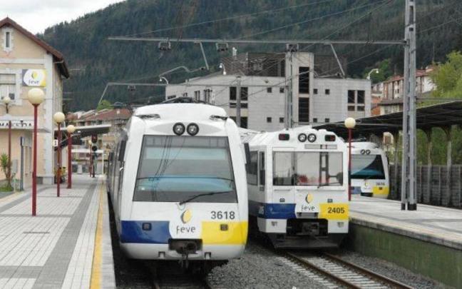 Unidades de la línea de FEVE en la estación de Balmaseda que darán servicios nuevos en el valle de Karrantza 