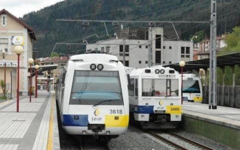 Unidades de la línea de FEVE en la estación de Balmaseda que darán servicios nuevos en el valle de Karrantza. José Mari Martínez