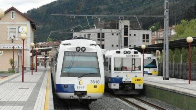 Unidades de la línea de FEVE en la estación de Balmaseda que darán servicios nuevos en el valle de Karrantza. José Mari Martínez